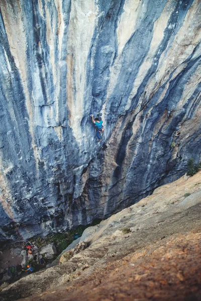 Hombre escalando una roca. — Foto de Stock