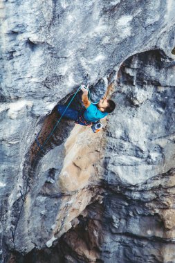 Kayaya tırmanan adam.