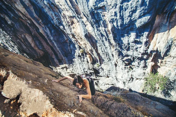 Woman climbs a rock. — Stock Photo, Image