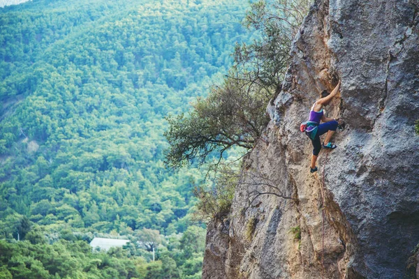 Woman climbs a rock. — Stock Photo, Image