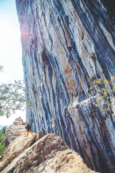 Uomo in piedi sul fondo di una roccia . — Foto Stock