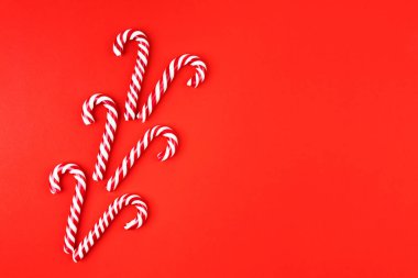 Kırmızı ve beyaz şekerler. 