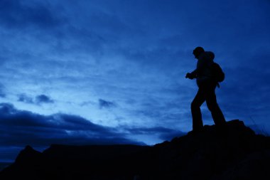 Gökyüzü arka planında bir kişinin silueti.