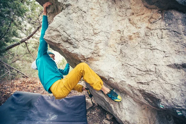 Man climbs boulder. — 스톡 사진