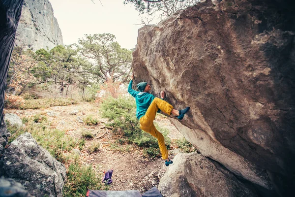 Man climbs boulder. — 스톡 사진