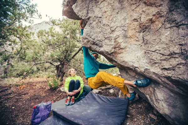 Man climbs boulder. — 스톡 사진