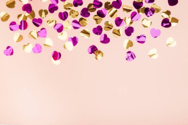 Arkaplanda renkli kalp konfetisi.