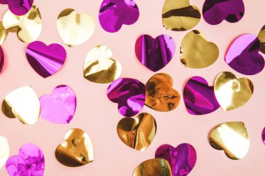 Arkaplanda renkli kalp konfetisi.