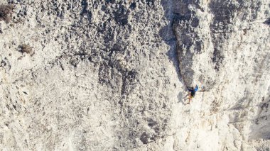 Adam kayaya tırmanıyor..