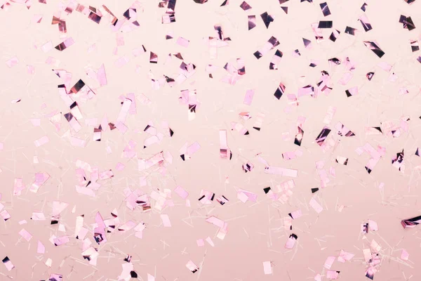 Kleurrijke confetti op een achtergrond. — Stockfoto