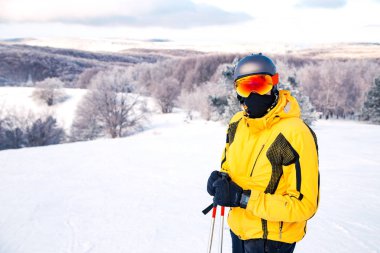 Dağlarda kayakçı. 