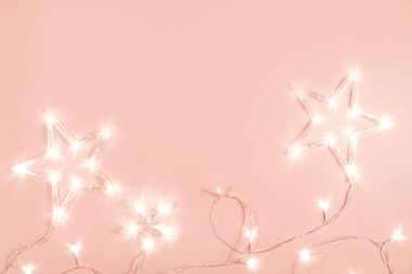 Arkaplanda yıldız ışıkları. 