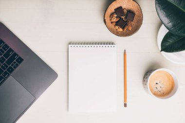 Bir fincan kahve, çikolata, fındık ve laptop.. 