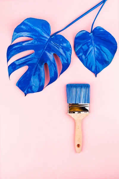 Blue brush and two leaves of plant. — Stock Photo, Image