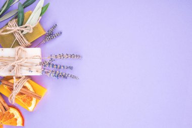 Ağaç parçaları sabun ve bitkiler..