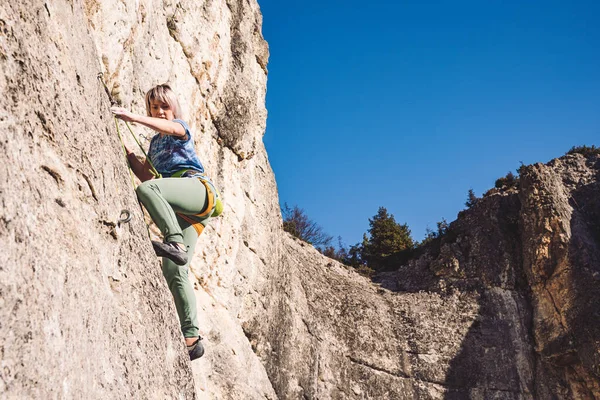 Женщина взбирается на скалу . — стоковое фото