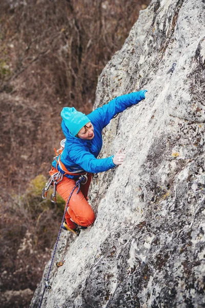 A nő sziklát mászik.. — Stock Fotó