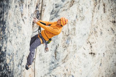 Adam kayaya tırmanıyor.. 