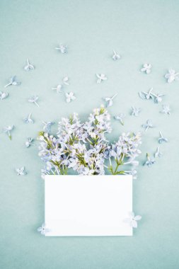 Çiçek buketi ve beyaz zarf. 