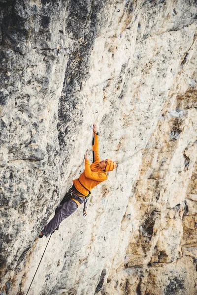 Man climbs a rock. — Stock Photo, Image