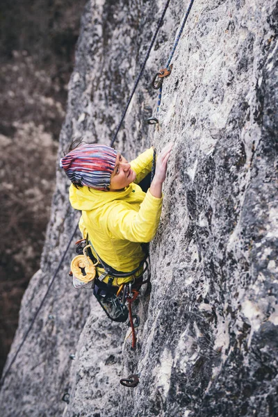 Woman climbs a rock. — Stock Photo, Image