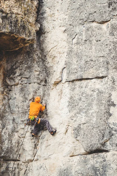 Чоловік піднімається на скелю . — стокове фото