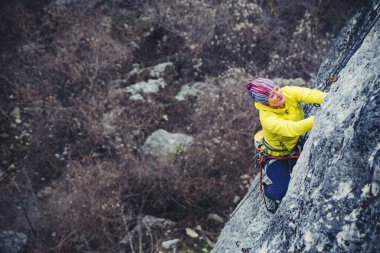 Kadın kayaya tırmanıyor.. 