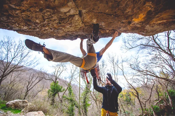 Mann klettert auf Felsen. — Stockfoto