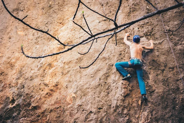 L'homme grimpe un rocher. — Photo