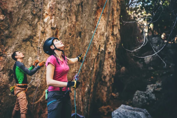 Mädchen erklettert einen Felsen. — Stockfoto