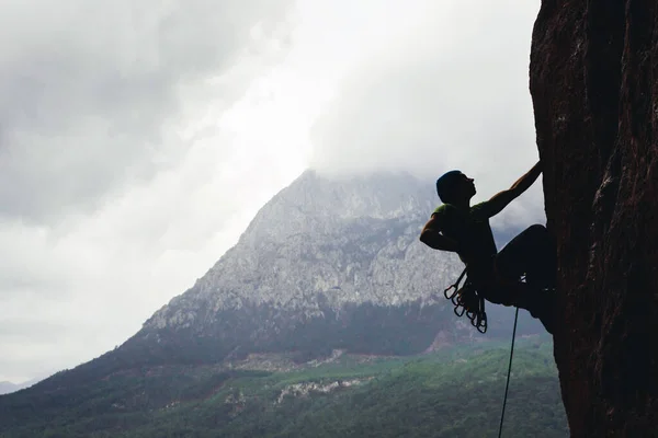 Mann klettert auf Felsen. — Stockfoto