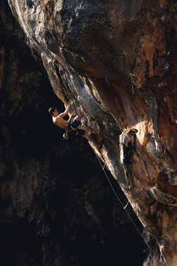 Adam kayaya tırmanıyor.. 