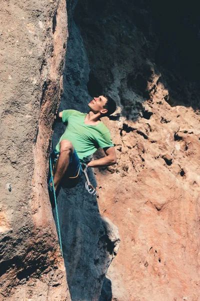 Hombre sube una roca . — Foto de Stock