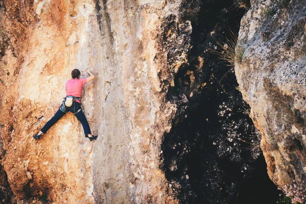 Ragazza sale una roccia . — Foto Stock