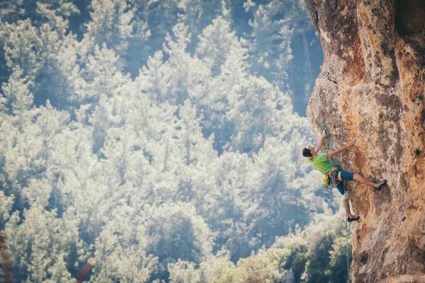 Man climbs a rock. — Stock Photo, Image
