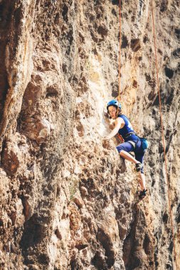 Kız kayaya tırmanıyor..