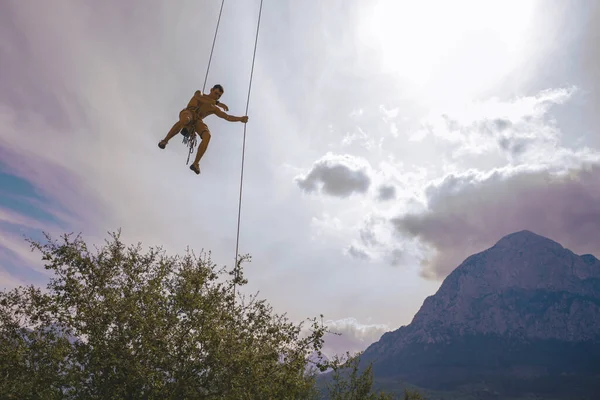 Man hangend aan een touw. — Stockfoto