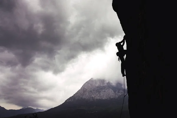 男は岩に登る. — ストック写真