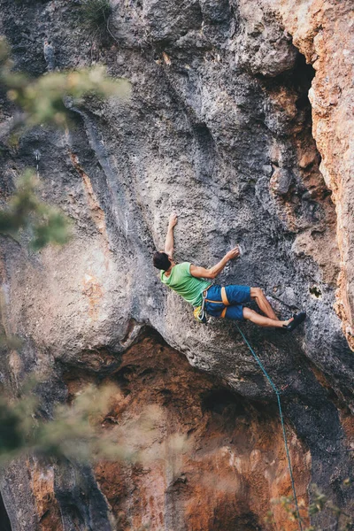 L'homme grimpe un rocher. — Photo