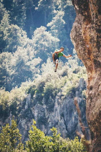 Mann klettert auf Felsen. — Stockfoto