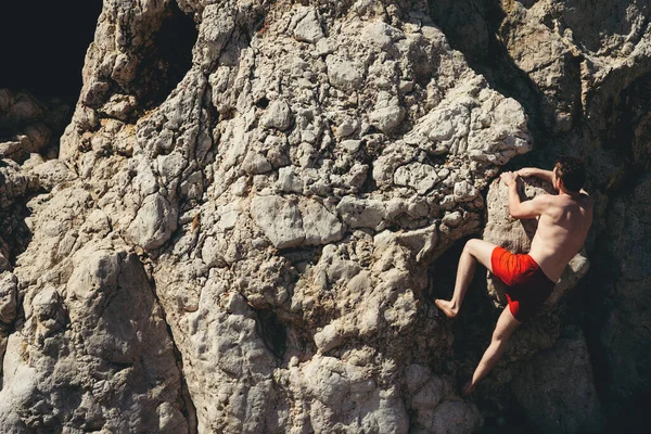 Mann klettert auf Felsen. — Stockfoto