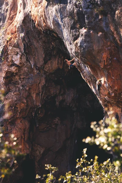 L'uomo scala una roccia. — Foto Stock