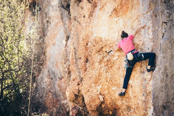 Dziewczyna wspina się na skałę. — Zdjęcie stockowe