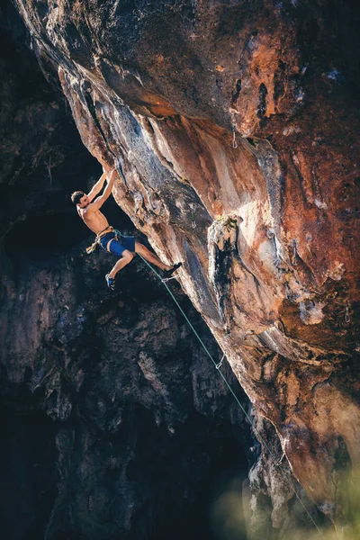 Człowiek wspina się na skałę. — Zdjęcie stockowe