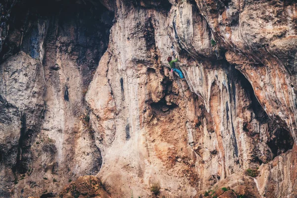 Ragazza sale una roccia . — Foto Stock