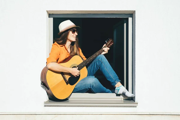 Жінка грає на гітарі . — стокове фото