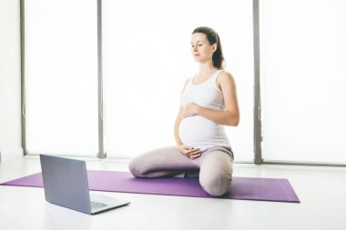 Kadın yoga yapıyor..