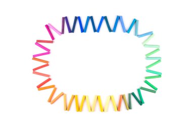 Arkaplanda renkli kalemler. 