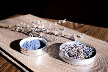 Lavanta çiçeği ve toz.. 