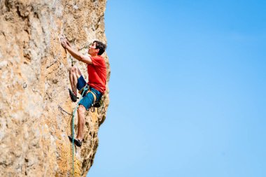 Adam kayaya tırmanıyor..